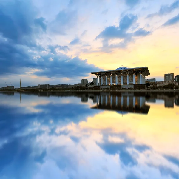 Beautiful view of Sultan Mizan Zainal Abidin Mosque (Iron Mosque) in Putrajaya, Malaysia during sunrise — Stock Photo, Image