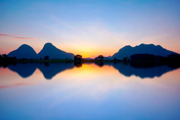 Krásný výhled na přírodní krajiny u jezera během východu slunce — Stock fotografie