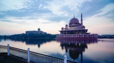 Putrajaya Putra Camii zaman atlamalı, Malezya göl kenarında gün doğumunda