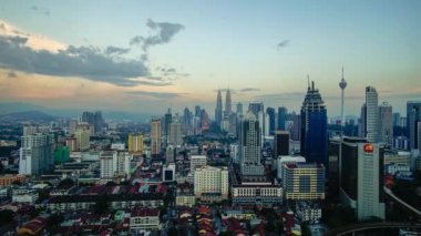 Kuala Lumpur Şehir Merkezi'nde gün batımı saati. 4k video çözünürlüğü ile alacakaranlıkta şehrin yüksek açı görünümü.
