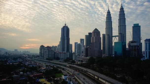 Lapso de tempo de nuvem dramática pela manhã no centro da cidade de Kuala Lumpur com resolução de vídeo 4k . — Vídeo de Stock