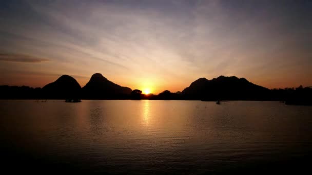 El lapso de tiempo del amanecer junto al lago con colinas — Vídeo de stock