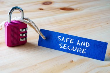 Güvenli ve güvenli etiketinde yazılı kelime