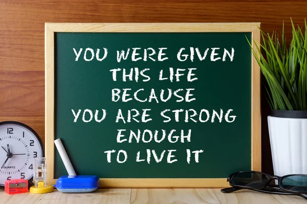Palavra citação que você foi dado a esta vida porque você é forte o suficiente para vivê-lo — Fotografia de Stock