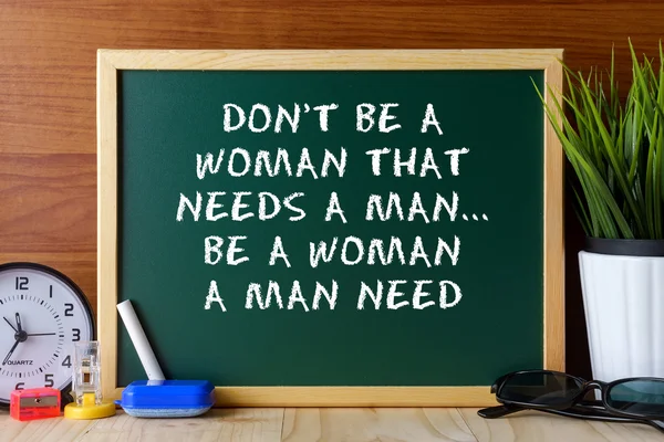 Ne sois pas une femme qui a besoin d'un homme, sois une femme dont un homme a besoin — Photo
