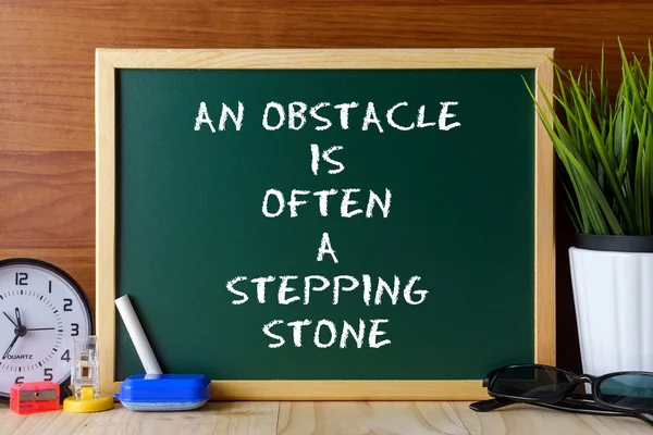 Palavra citação Um OBSTÁCULO OFTEN UM STEPPING STONE — Fotografia de Stock
