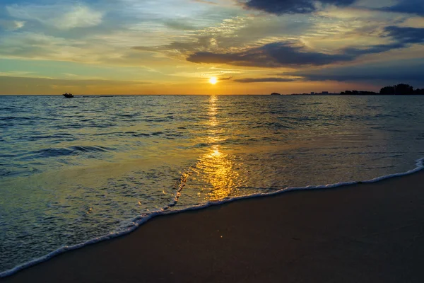 Величественный закат на пляже — стоковое фото