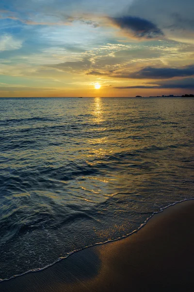 Coucher de soleil majestueux sur la plage — Photo