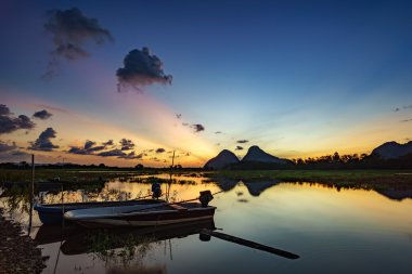 Lakeside balıkçı tekneleri ile görkemli gün doğumunda