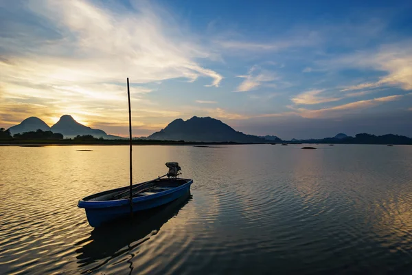 Majestätiska sunrise av sjön med fiskebåtar — Stockfoto