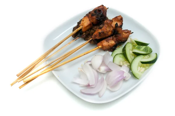 Heerlijke saté met komkommer en uien geserveerd op wit bord — Stockfoto