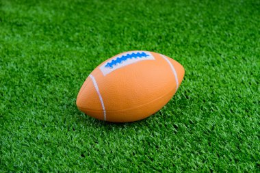 Oyuncak futbol suni çim zemin üzerine