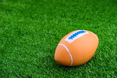 Oyuncak futbol suni çim zemin üzerine