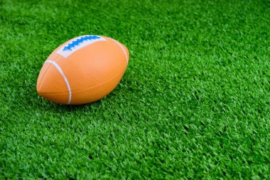 Oyuncak futbol suni çim zemin üzerine