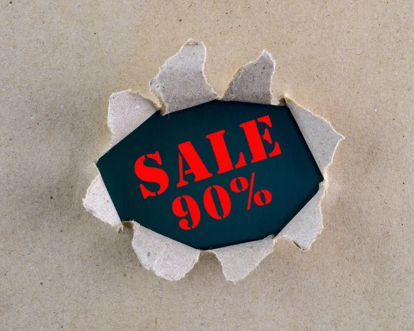 Roztrhaný hnědý hrubý papír s nápisem "prodej 90%" na pozadí. — Stock fotografie