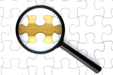 Büyüteç camı eksik yapboz parçası üzerinde