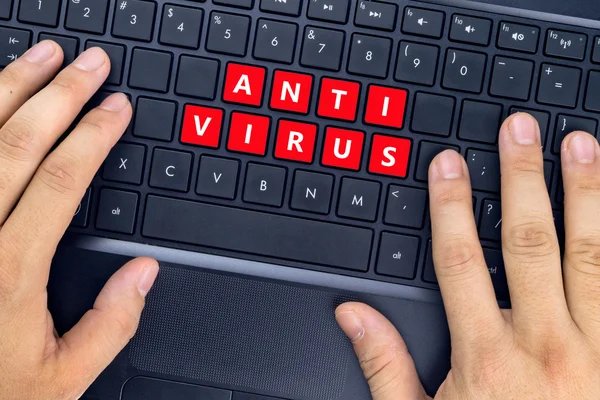 Kezek-ra laptop-val "anti vírus" szöveg-ra billentyűzet gombok. — Stock Fotó