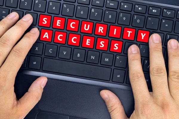 Χέρια στο φορητό υπολογιστή με λέξεις "πρόσβασης ασφαλείας" στα κουμπιά του πληκτρολογίου. — Φωτογραφία Αρχείου
