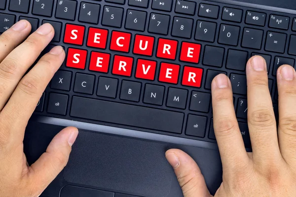 Mâinile pe laptop cu cuvinte "SECURE SERVER" pe butoanele tastaturii . — Fotografie, imagine de stoc