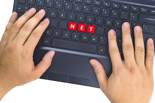 Hænder på laptop med "NET" ord på tastaturknapper på hvid baggrund . - Stock-foto