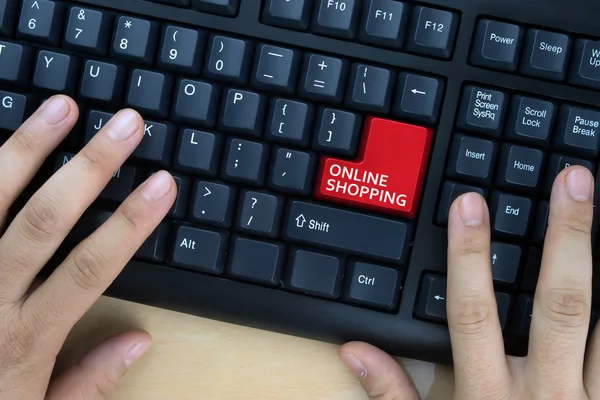 버튼을 입력에서 단어 "온라인 쇼핑" 컴퓨터 키보드에 손 — 스톡 사진