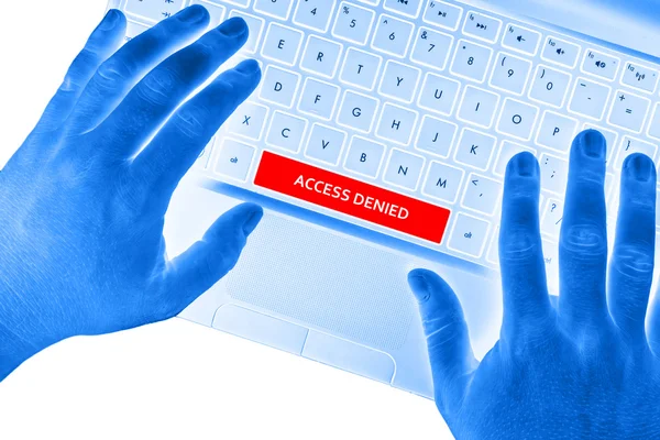 Hænder på bærbar computer med "ACCESS DENIED" ord på mellemrumstasten knap . - Stock-foto