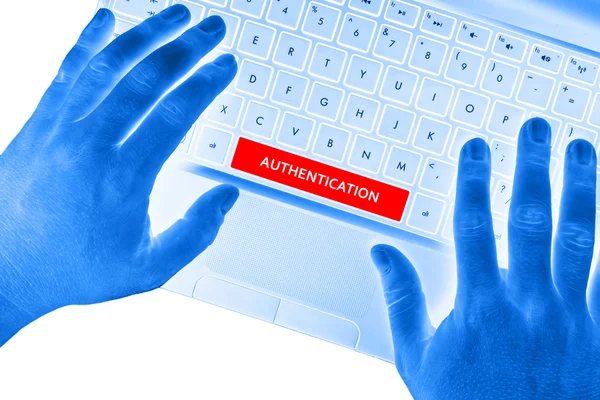 Τα χέρια στο lap-top με την λέξη "" έλεγχος ταυτότητας στις ΔΙΑΣΤΗΜΑ κουμπί. — Φωτογραφία Αρχείου