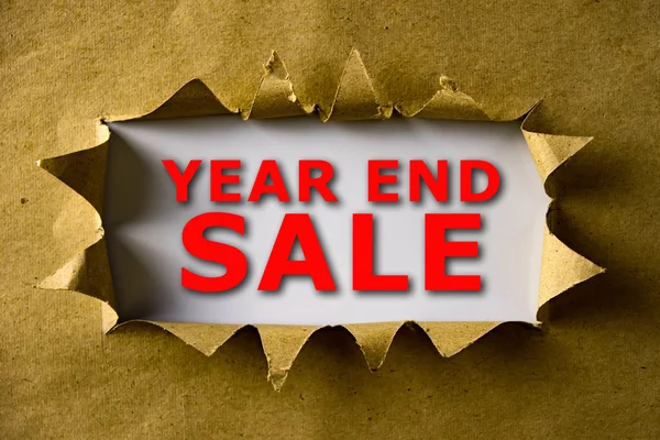 Gescheurd bruin papier met Year End Sale woorden — Stockfoto