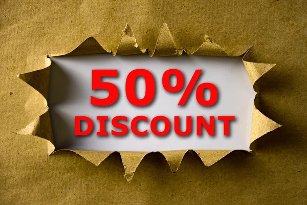 Carta strappata marrone con 50% SCONTO parole — Foto Stock