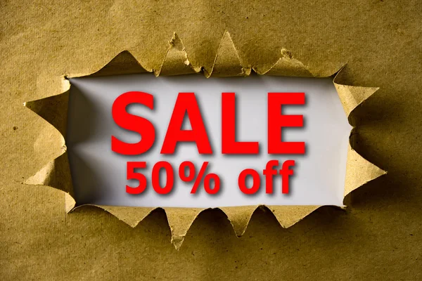 Carta strappata marrone con VENDITA 50% off words — Foto Stock