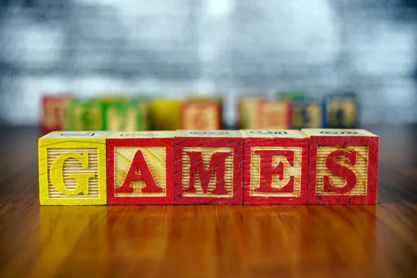 游戏单词拼写与多彩木制字母块。选择性的焦点，浅景深. — 图库照片