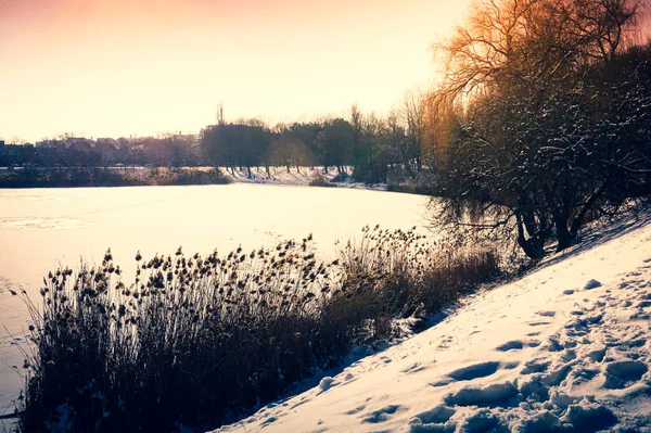 Lago Congelado Coberto Neve Inverno — Fotografia de Stock