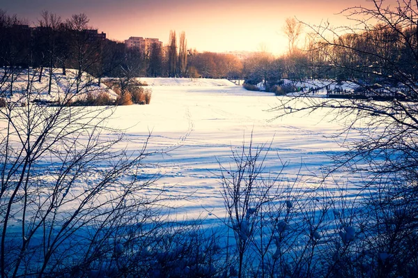 冬は雪に覆われた凍った湖 — ストック写真