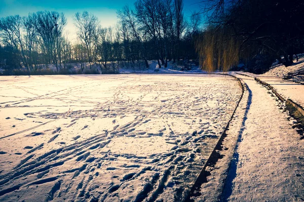 冬は雪に覆われた凍った湖 — ストック写真