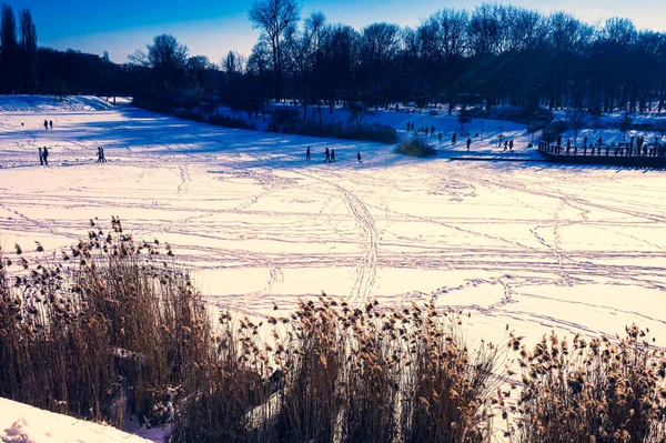 冬は雪に覆われた凍った湖 — ストック写真