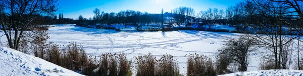 Bevroren Meer Bedekt Met Sneeuw Winter — Stockfoto