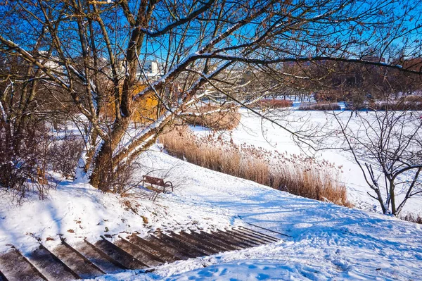 Lago Congelado Coberto Neve Inverno — Fotografia de Stock