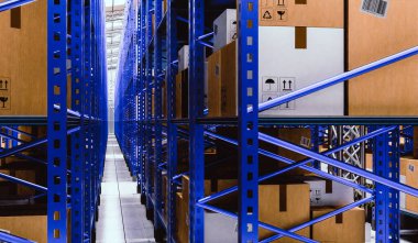 Raflarda paketler olan depo - 3 boyutlu illüstrasyon