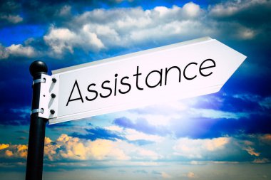 Yardım - arkaplanda gökyüzü olan bir ok ile işaret noktası