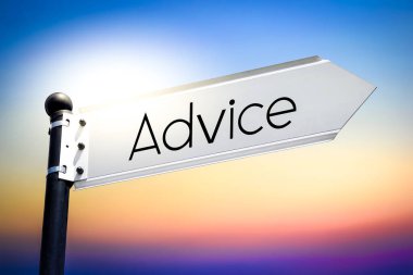 Tavsiye - arkaplanda gökyüzü olan bir ok işareti