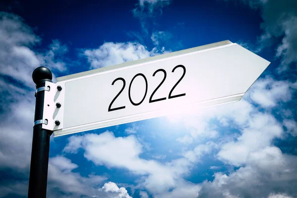 2022 Wegweiser Mit Einem Pfeil Himmel Hintergrund — Stockfoto