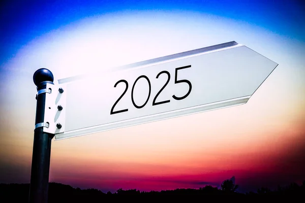 2025 Wegweiser Mit Einem Pfeil Himmel Hintergrund — Stockfoto