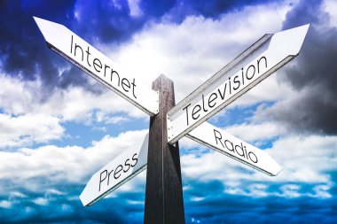 İnternet, televizyon, basın, radyo konsepti - dört oklu işaret direği