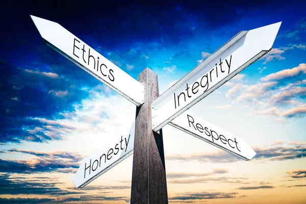 Etik Dürüstlük Dürüstlük Saygı Kavramı Dört Oklu Işaret Direği — Stok fotoğraf
