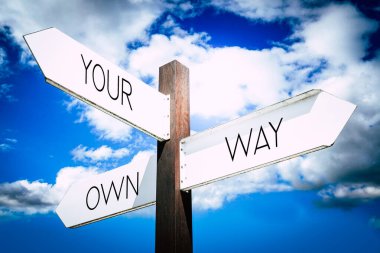 Kendi tarzın. Üç oklu işaret levhası.