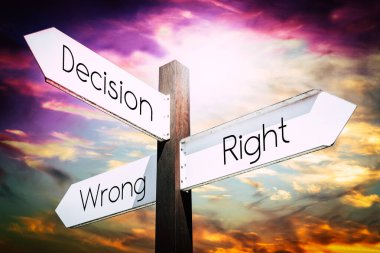 Karar, doğru, yanlış kavram - üç oklu işaret direği