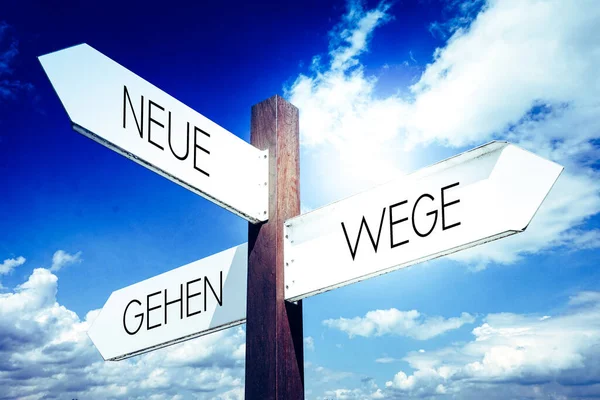 Neue Wege Gehen ドイツ語 New Ways 日本語 三本の矢で看板 — ストック写真