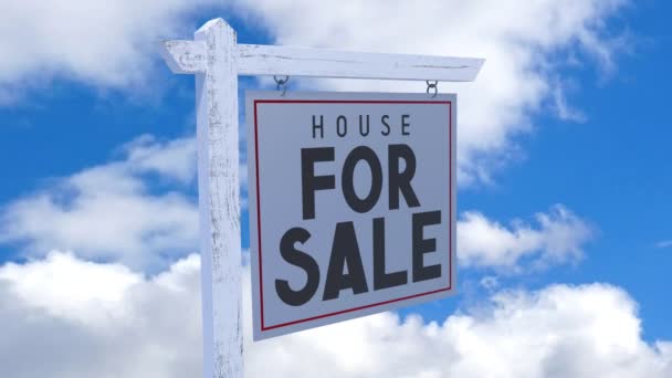 Dům na prodej deska, nebe v pozadí - koncept realitní nabídky - 3D 4k animace (3840x2160 px).