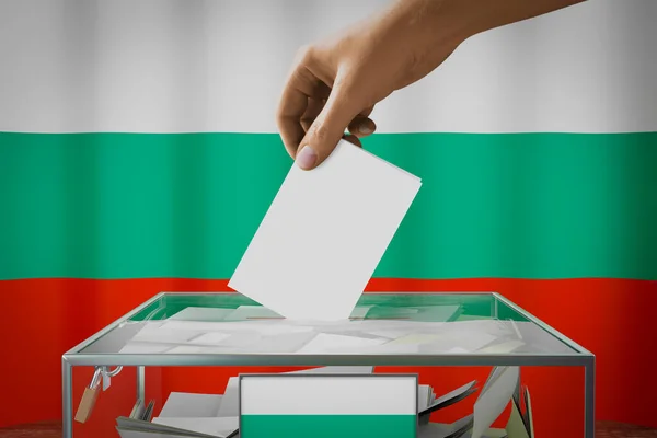 Bandera Bulgaria Mano Dejando Caer Tarjeta Votación Una Caja Votación — Foto de Stock