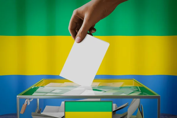 Bandiera Del Gabon Mano Cadere Scheda Elettorale Una Scatola Voto — Foto Stock